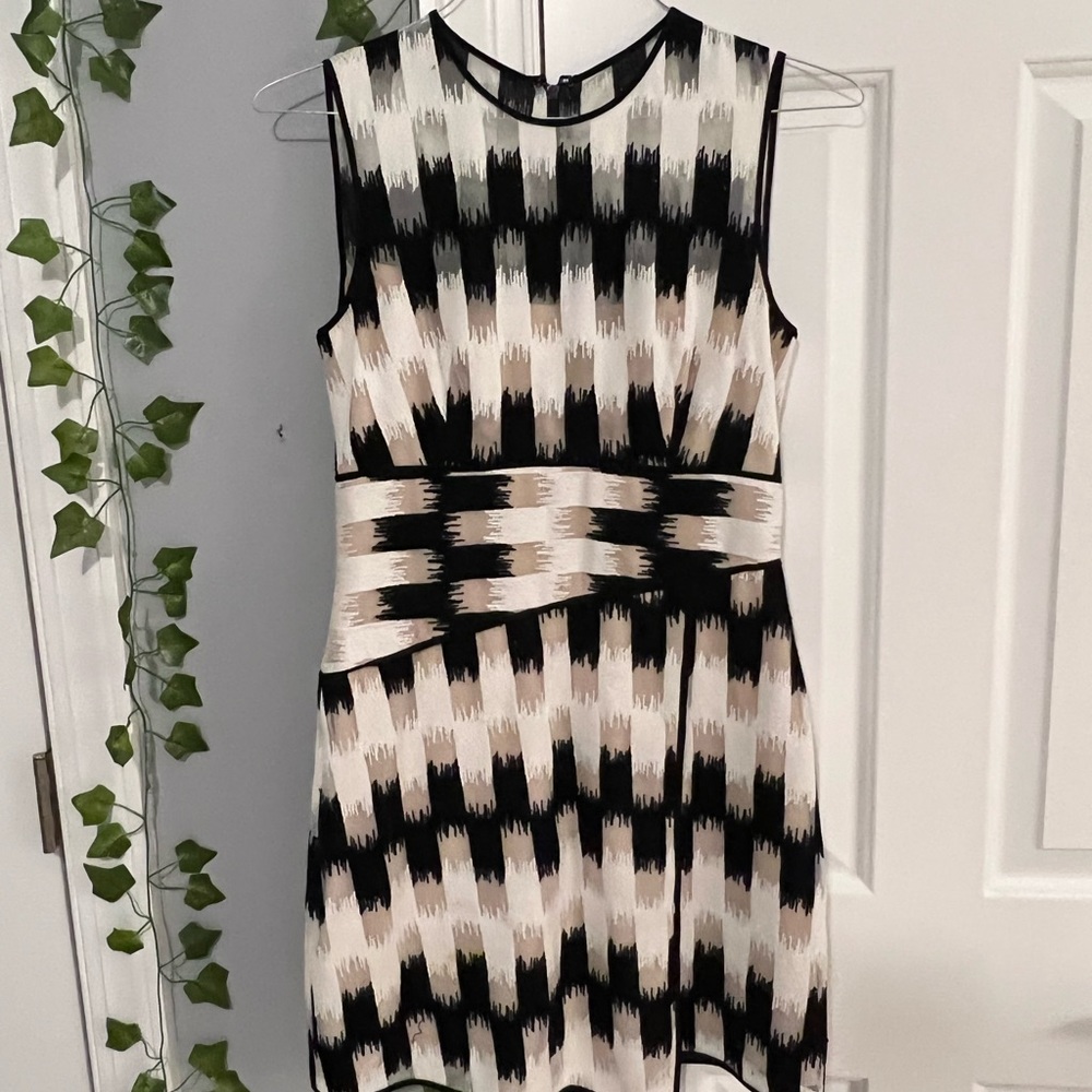 BCBGMAXAZRIA patterned dress Size 6